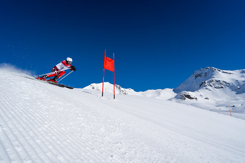 专业滑雪者在超级g滑雪比赛图片下载