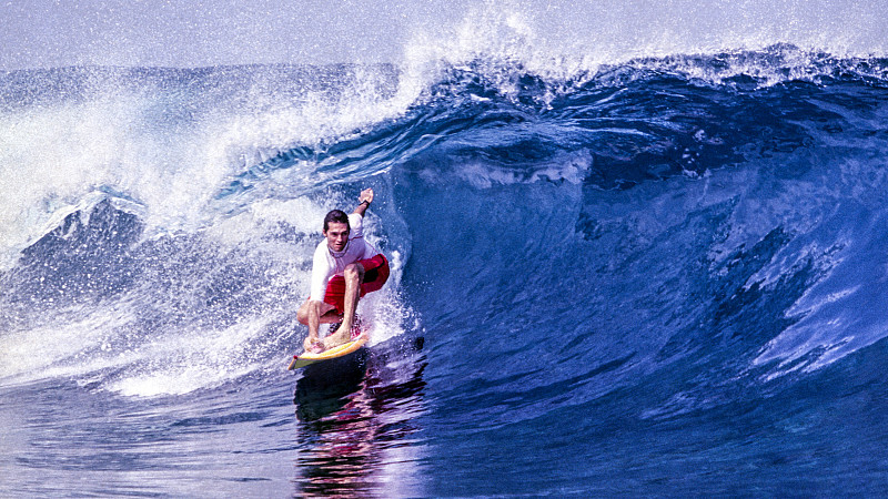 印度尼西亚，在明打威群岛冲浪图片素材