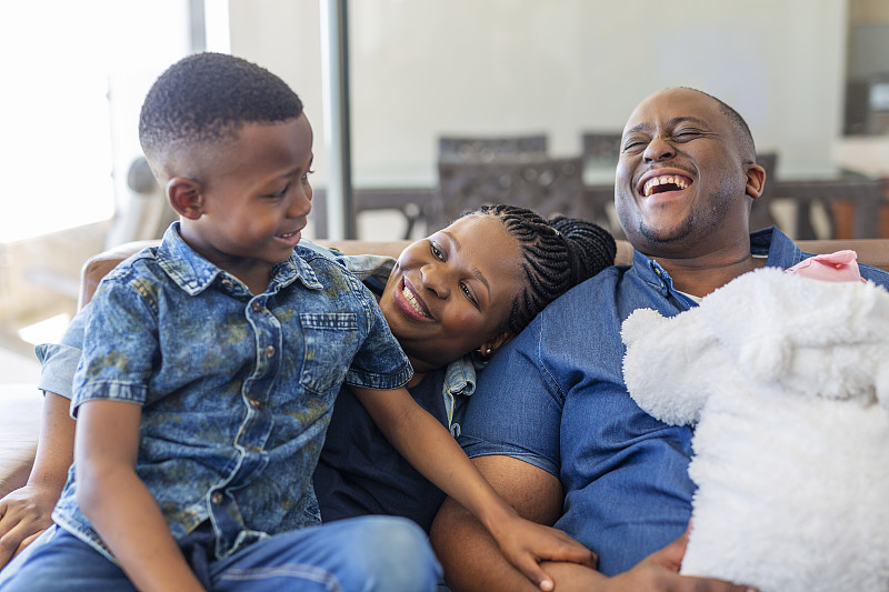 幸福年轻的非洲家庭在家里图片下载