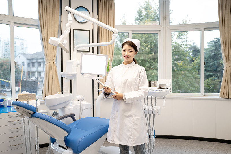 亚洲女牙医在诊所图片下载