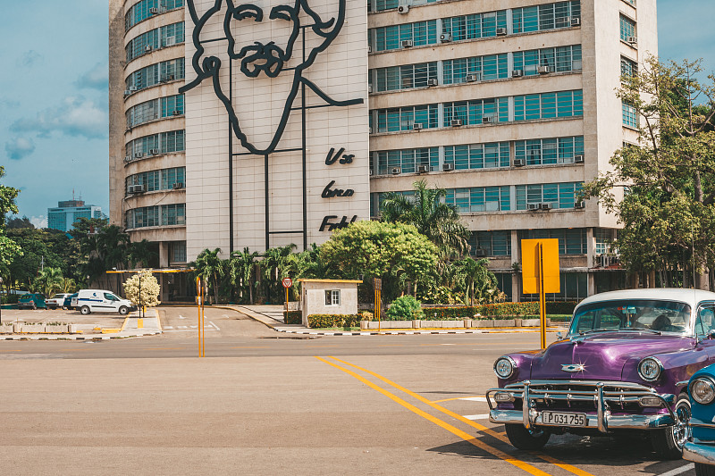 哈瓦那革命广场的老爷车图片下载