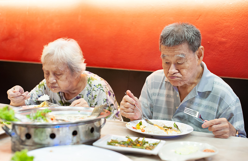 一对老年夫妇在当地餐馆享用美食图片下载