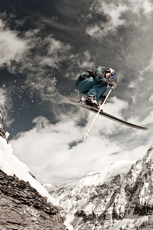 滑雪时跳高的男人图片下载