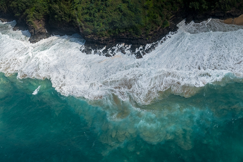 海浪来考艾岛悬崖海岸的鸟瞰图，夏威夷，美国图片下载