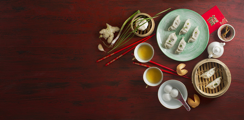 中国新年的食物和饮料在红色的乡村背景。图片下载