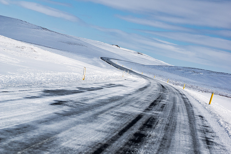 欧洲，冰岛，在冰雪覆盖的道路上行驶，穿越冬季景观图片下载
