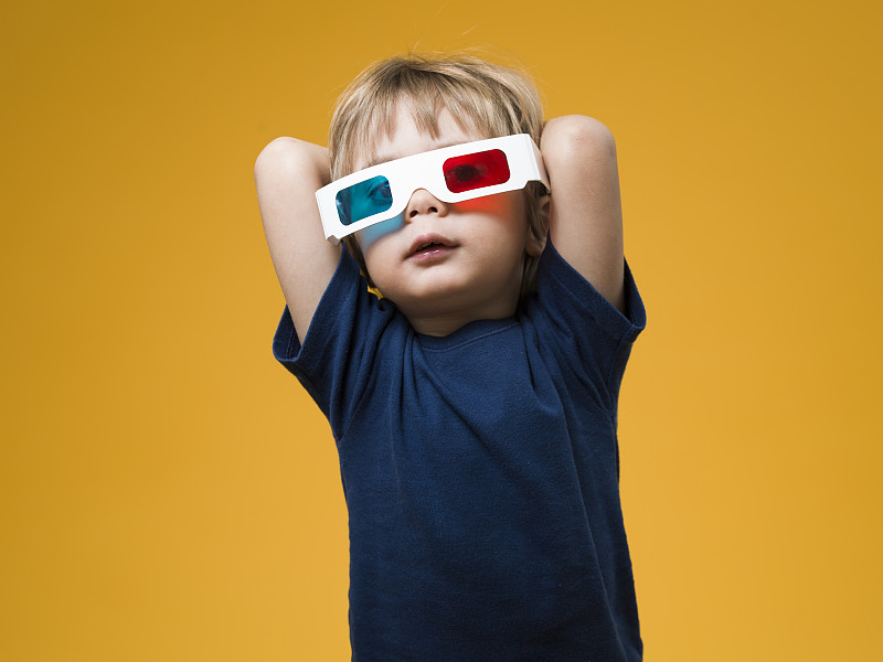 2岁男孩戴3D眼镜图片素材