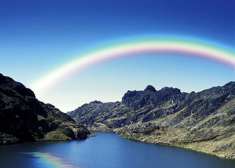 彩虹越过泻湖和安第斯山脉图片下载
