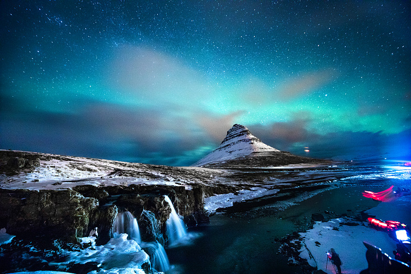 冰岛柯克丘山的北极光图片素材