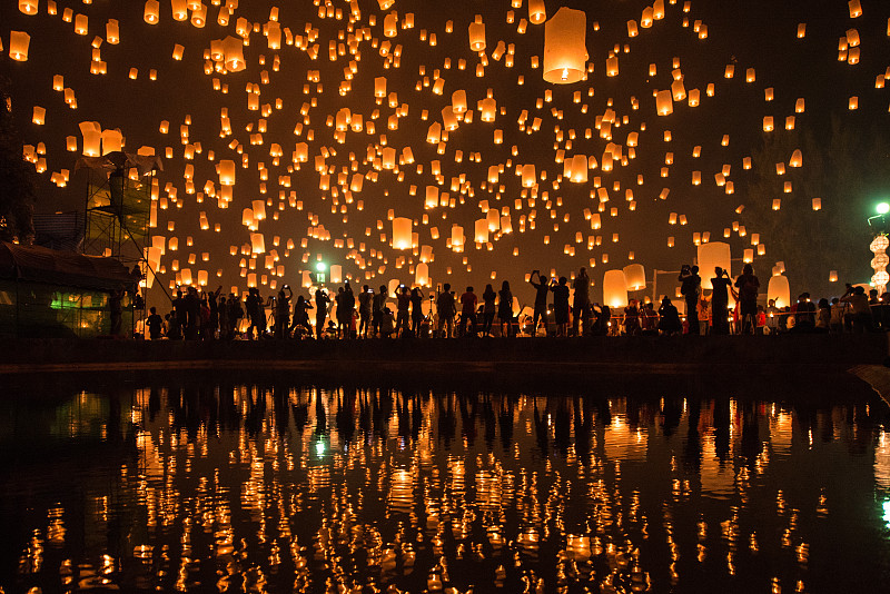 成千上万的彩灯映在天空的水面上，伴着人们观看。泰国清迈yepeng节图片素材