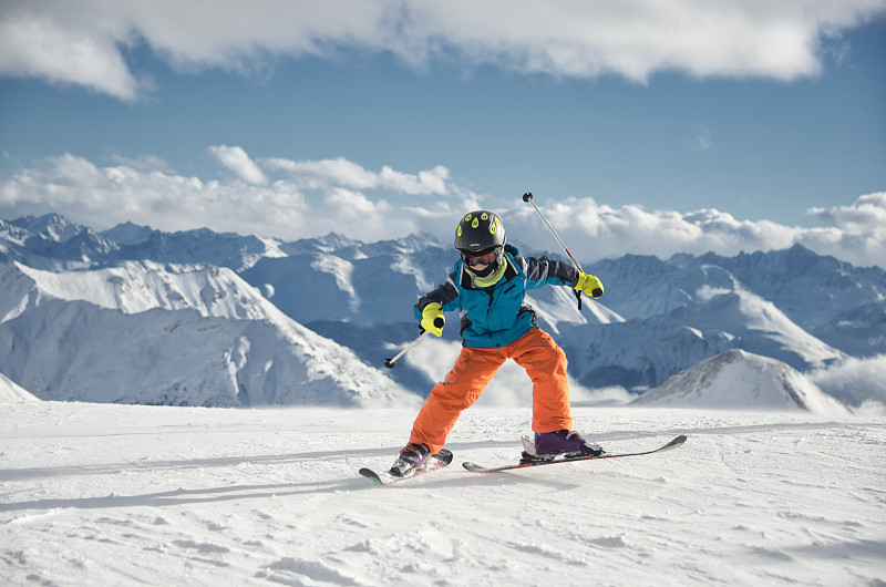 在一个美丽的冬日里，一个小男孩在奥地利蒂罗尔的伊斯格尔滑雪图片下载
