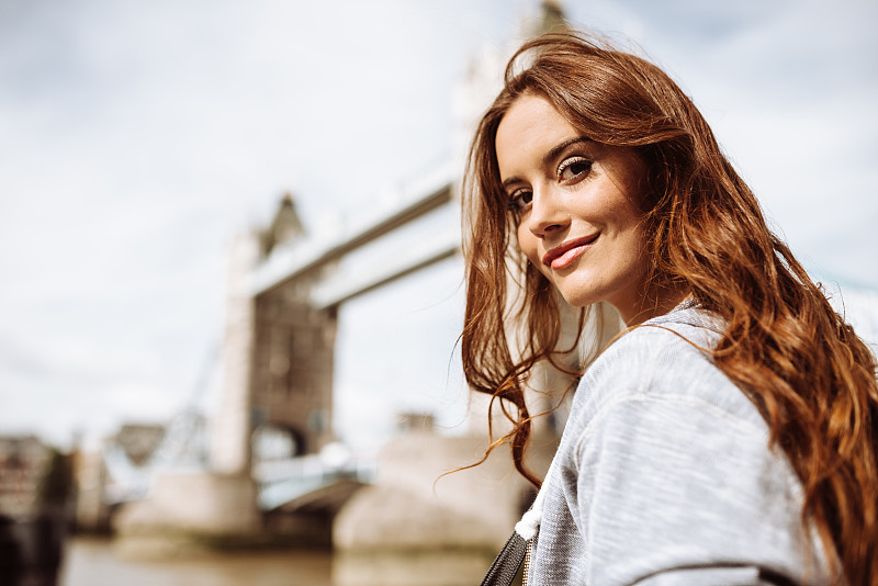 在伦敦塔桥上的女游客图片下载