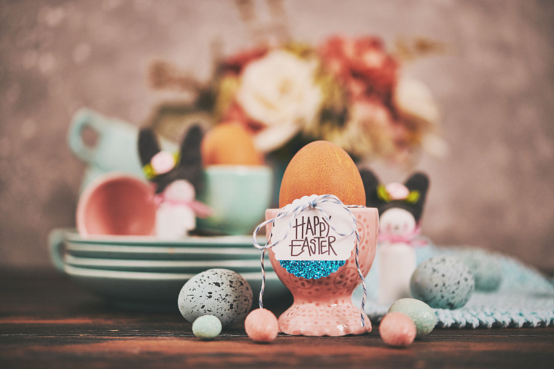 复活节早餐，煮鸡蛋和复活节快乐短信图片素材