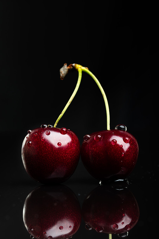 红色樱桃的特写黑背景图片素材