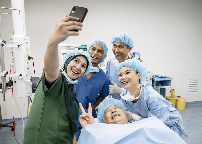 医疗团队与病人在手术室自拍图片下载
