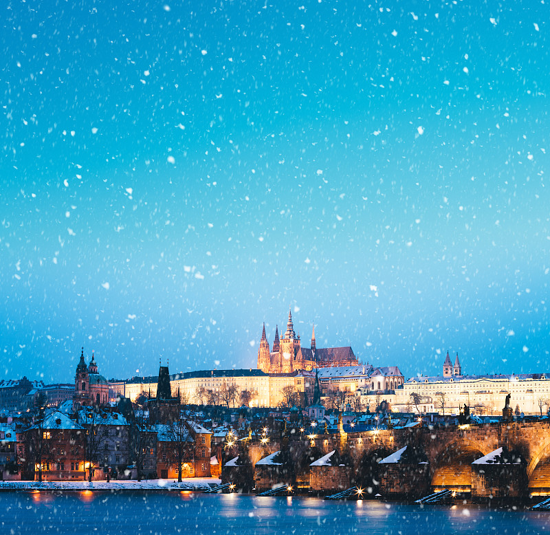 下雪在布拉格图片素材