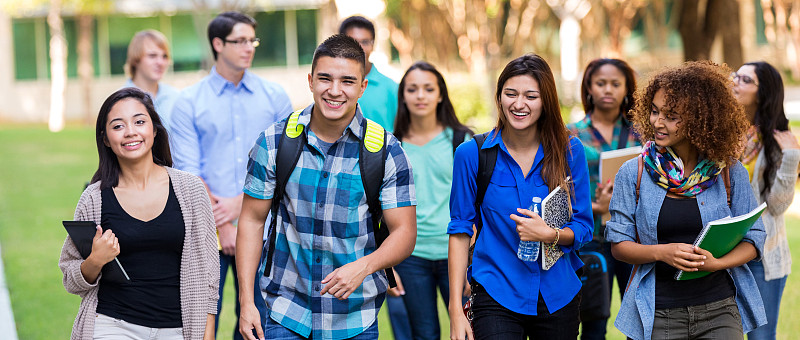 形形色色的高中生或大学生在校园里散步图片下载