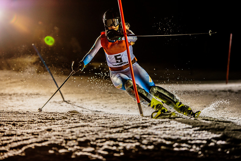 职业女子高山滑雪者在夜间练习图片下载