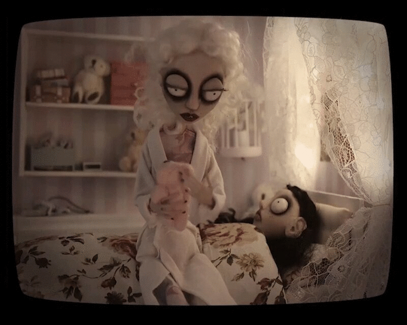木偶形象的母亲把她的女儿在床上，停止运动效果图片下载