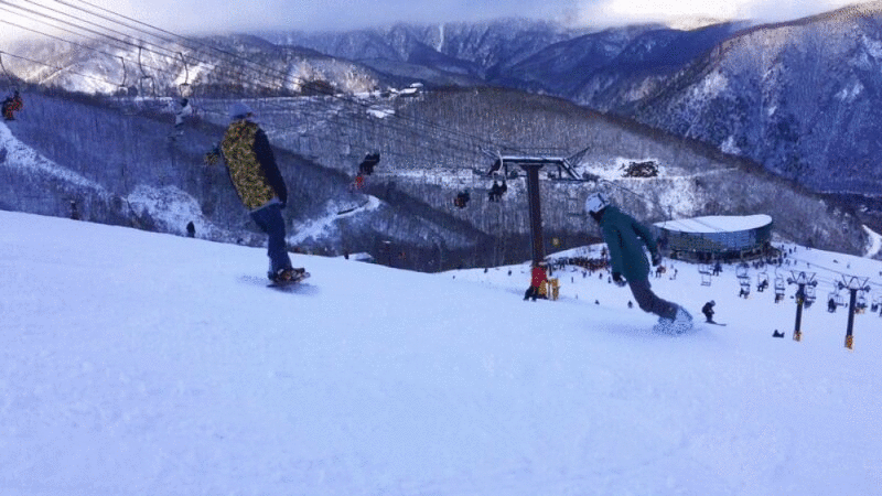 斜坡上的滑雪者和滑雪板者图片下载