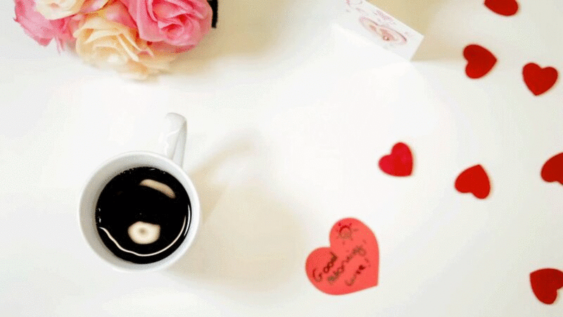 杯咖啡与心和花，高角度视图2图片下载