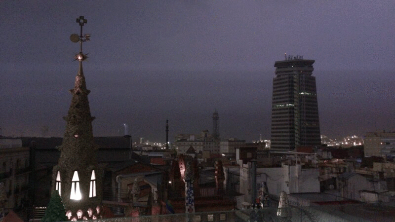 雷雨期间的城市景观，从白天到夜晚，西班牙巴塞罗那图片下载
