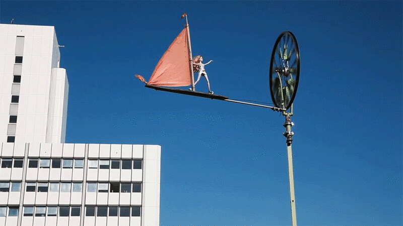 《蓝天下的芭比娃娃帆板艺术装置》，德国威斯巴登图片下载