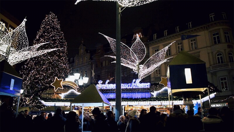 德国威斯巴登的圣诞市场上人山人海图片下载