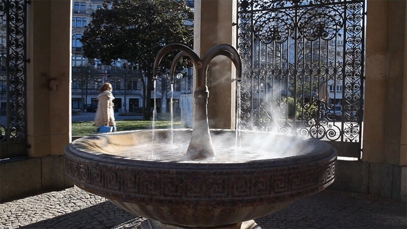 喷泉热水中冒出的蒸汽图片下载