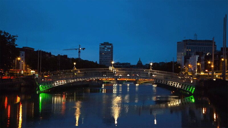 晚上的利菲桥和河，都柏林，爱尔兰图片下载
