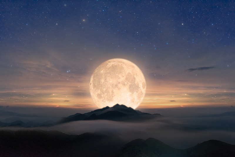 月光下的山脉图片素材