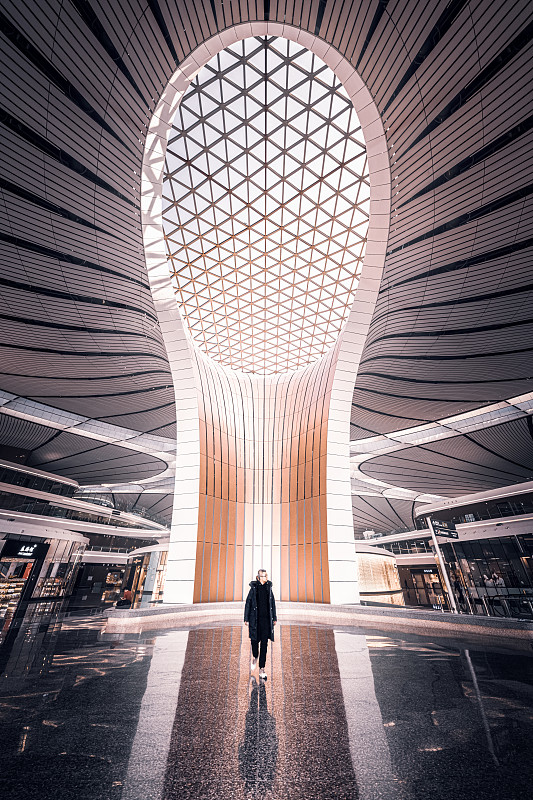 北京大兴国际机场马蹄莲下的犀利哥图片素材