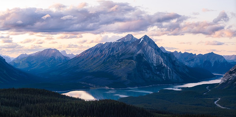 加拿大坎莫尔山上的日落图片素材