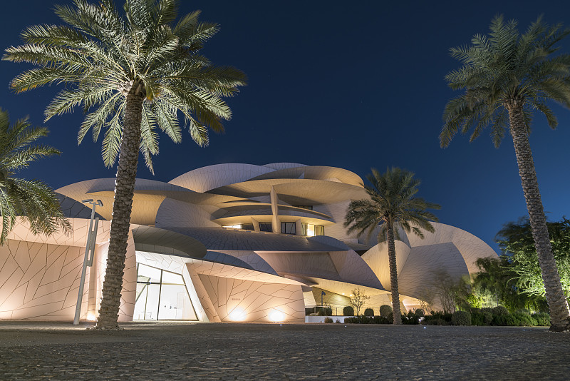 卡塔尔多哈国家博物馆 沙漠玫瑰夜景图片下载