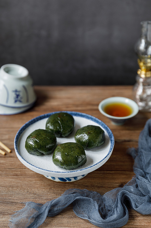 中国传统节气节日清明节传统食物艾草青团中国茶图片素材