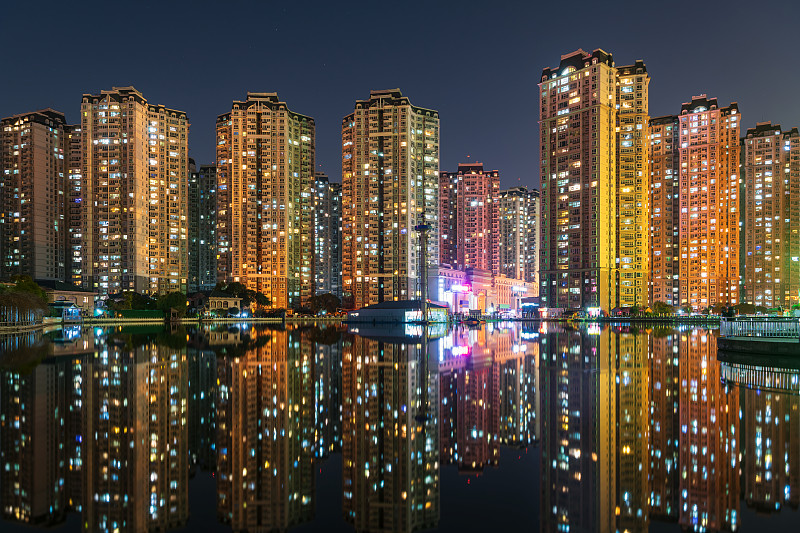 密集的城市住宅区夜景图片下载