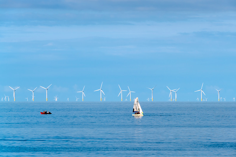 欧洲英国北威尔士兰迪德诺康威城海上风力发电户外风光图片素材