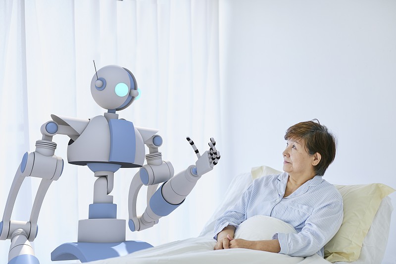 日本老年妇女与机器人图片素材
