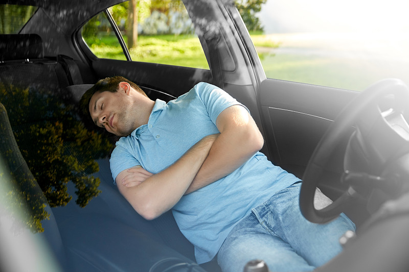 交通、休息和驾驶概念-累了的人或司机睡在车里。疲倦的人或司机睡在车里图片下载