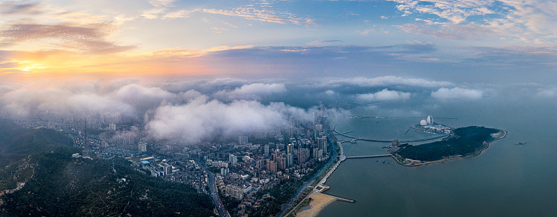 云漫香城 三月的平流云飘在南国珠海香洲城上空，金色的夕阳穿过图片素材
