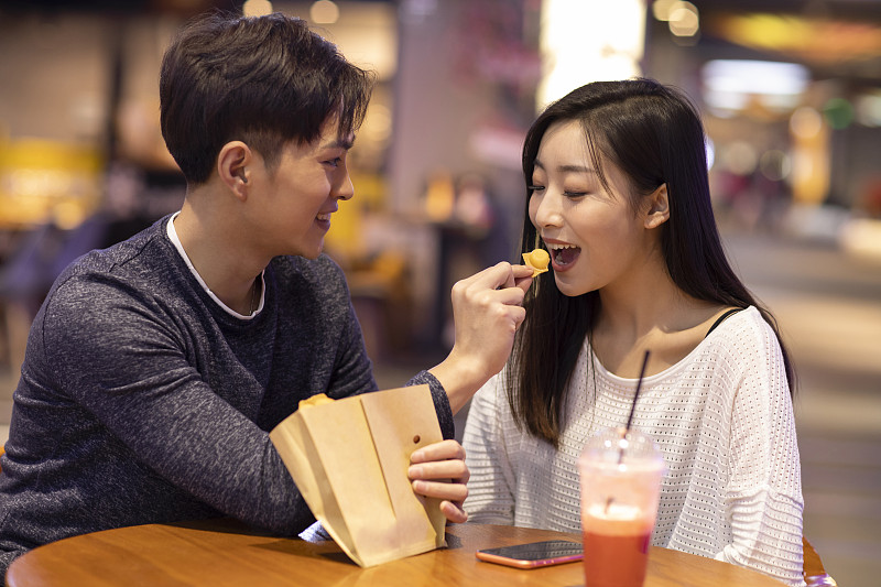 快乐的年轻情侣在商场约会图片下载
