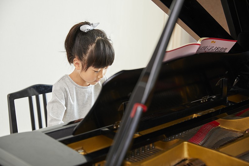 日本小孩练习钢琴图片下载