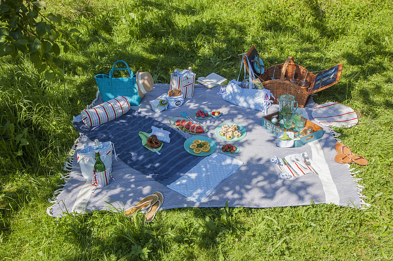 手工制作的织物配件和野餐毯子上的零食图片素材
