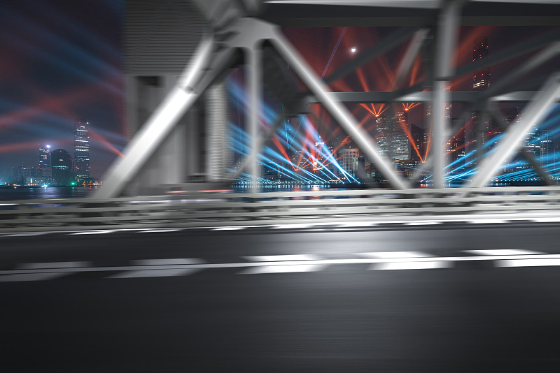 平视看上海地平线角度钢结构大桥夜景会展桥沥青逆光公路图片素材