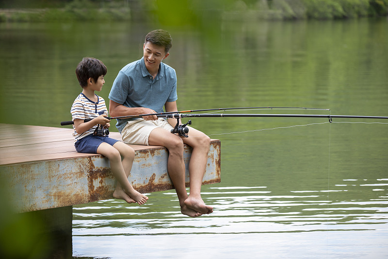 快乐父子在河边钓鱼图片下载