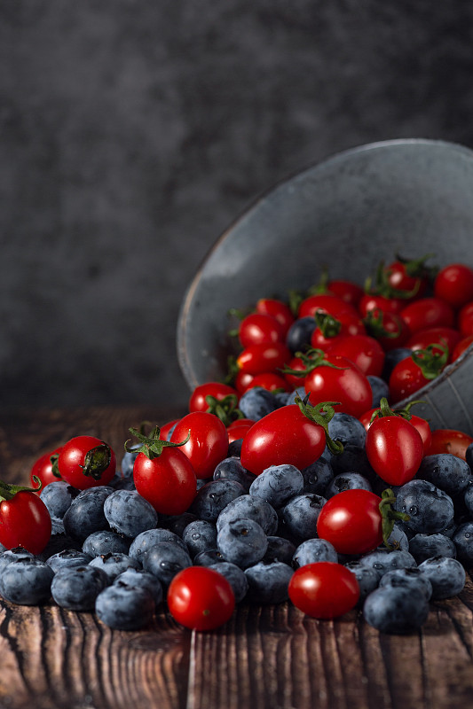 木纹桌面上的蓝莓小番茄图片下载