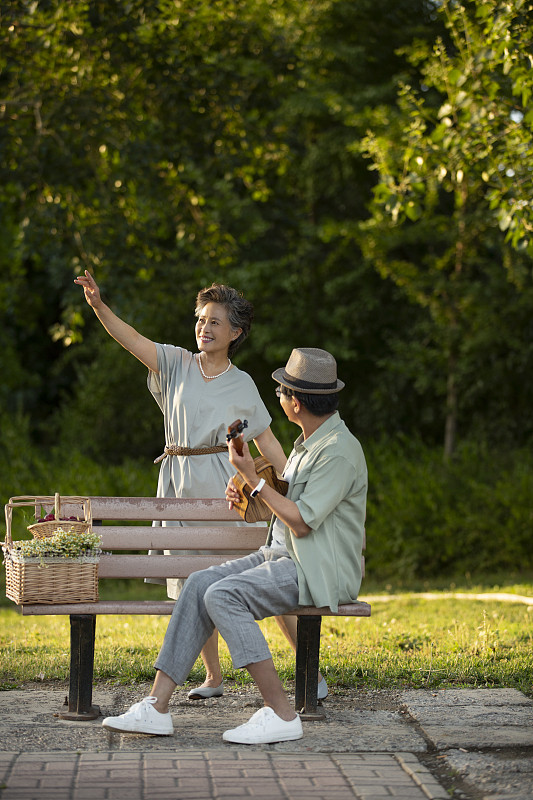 老年伴侣在户外弹琴和跳舞图片下载