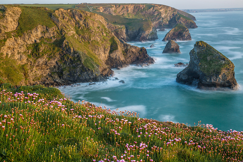 海岸线和海洋景观，Bedruthan Steps Cornwall，英国图片下载