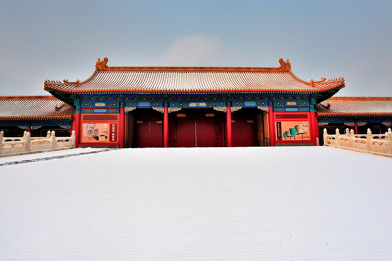 雪中故宫里的宫门图片下载