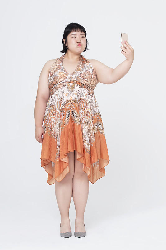 肥胖女子用智能手机自拍图片